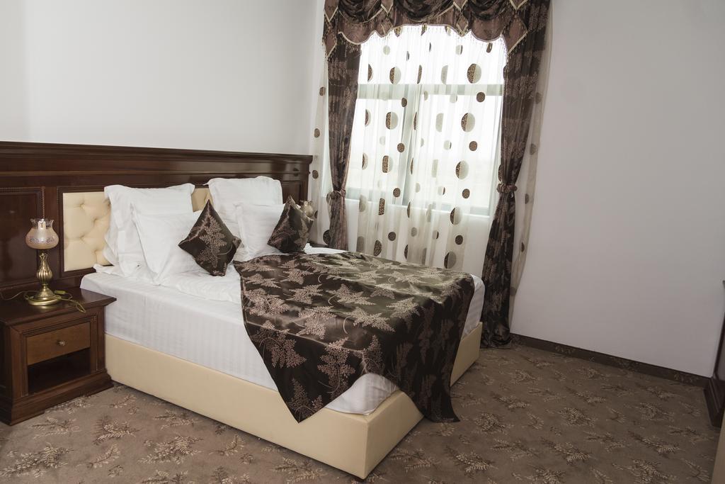 Pik Elegance Hotel Ploiesti Room photo