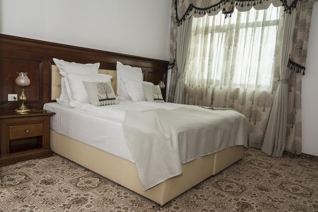 Pik Elegance Hotel Ploiesti Room photo