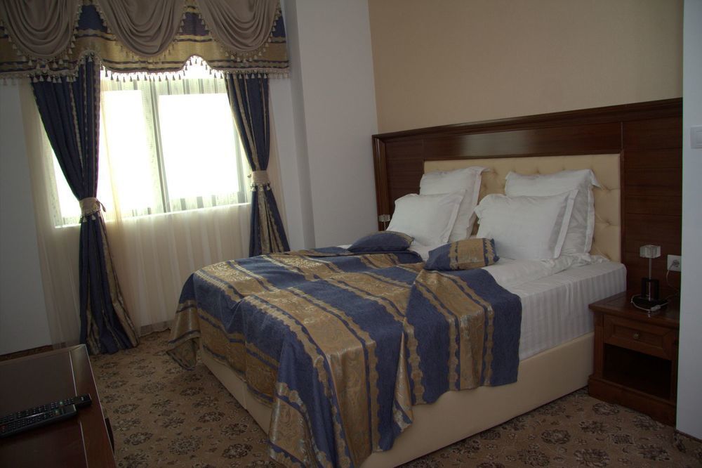 Pik Elegance Hotel Ploiesti Exterior photo