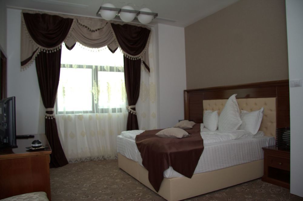 Pik Elegance Hotel Ploiesti Exterior photo