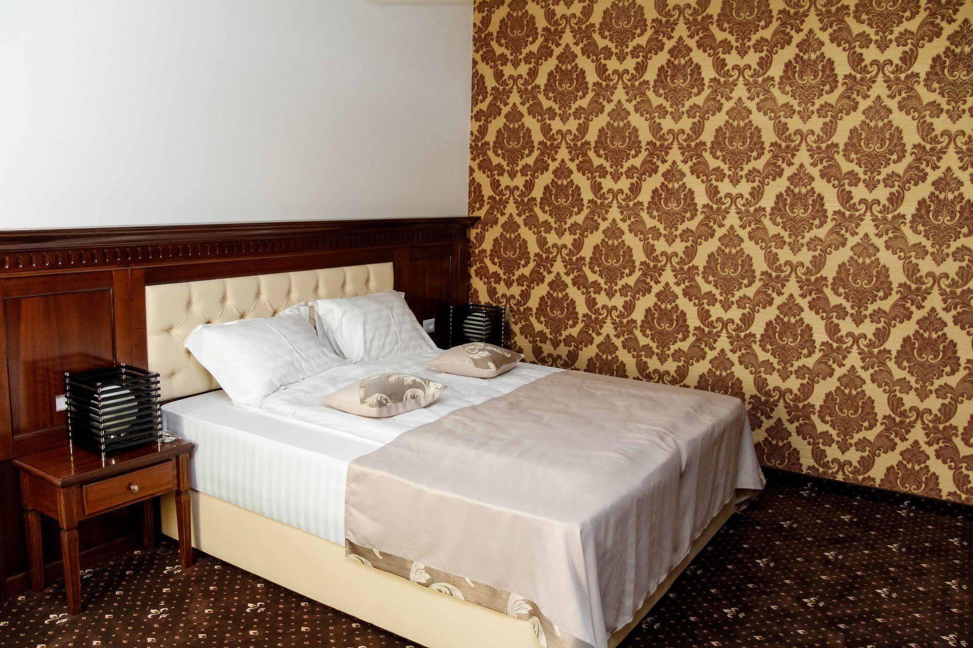 Pik Elegance Hotel Ploiesti Exterior photo
